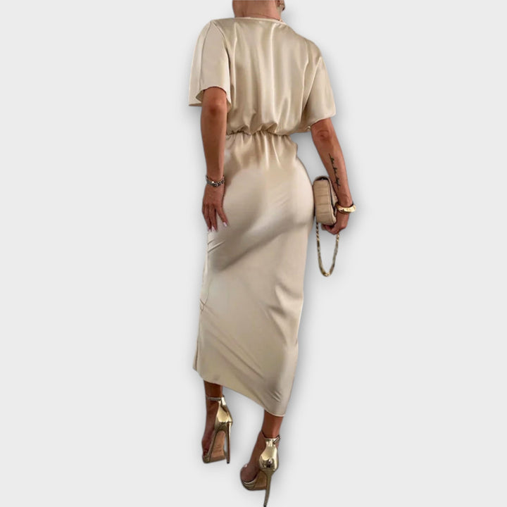 Sable - Robe longue moulante en satin uni à encolure en V et nœud croisé