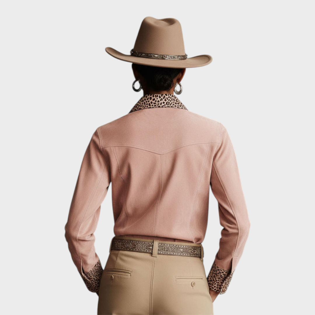 Macey | Camicia a maniche lunghe in finta pelle scamosciata rosa con stampa leopardata stile western