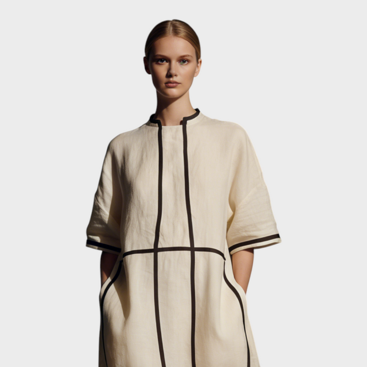 Peyton | Robe longue moderne en mélange de lin beige pour femme avec col montant, demi-manches, lignes contrastantes et poches MDA2924L4AU