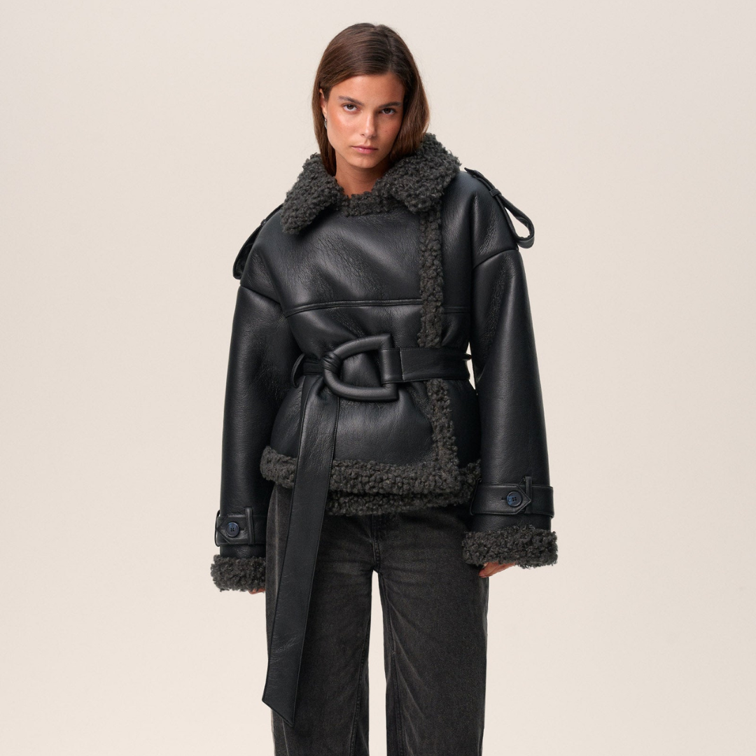 Eullie – Cappotto in montone con cintura dall'eleganza intramontabile