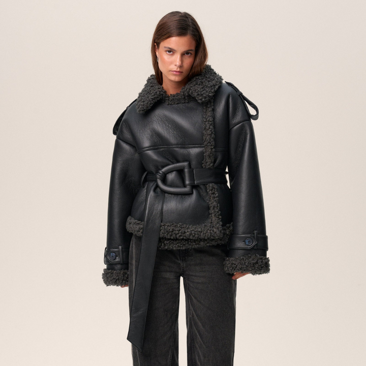 Eullie – Cappotto in montone con cintura dall'eleganza intramontabile