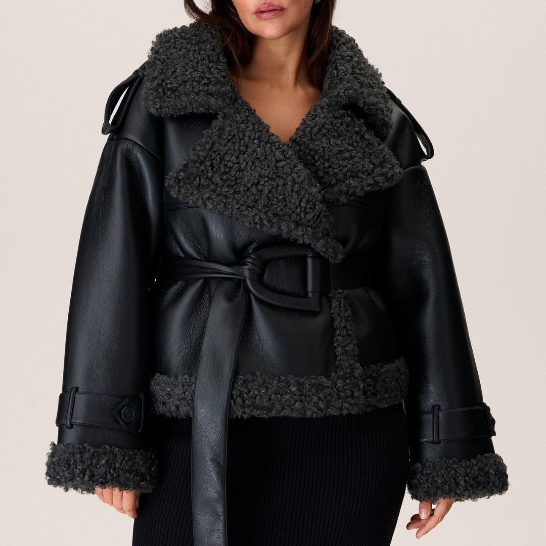 Eullie – Cappotto in montone con cintura dall'eleganza intramontabile