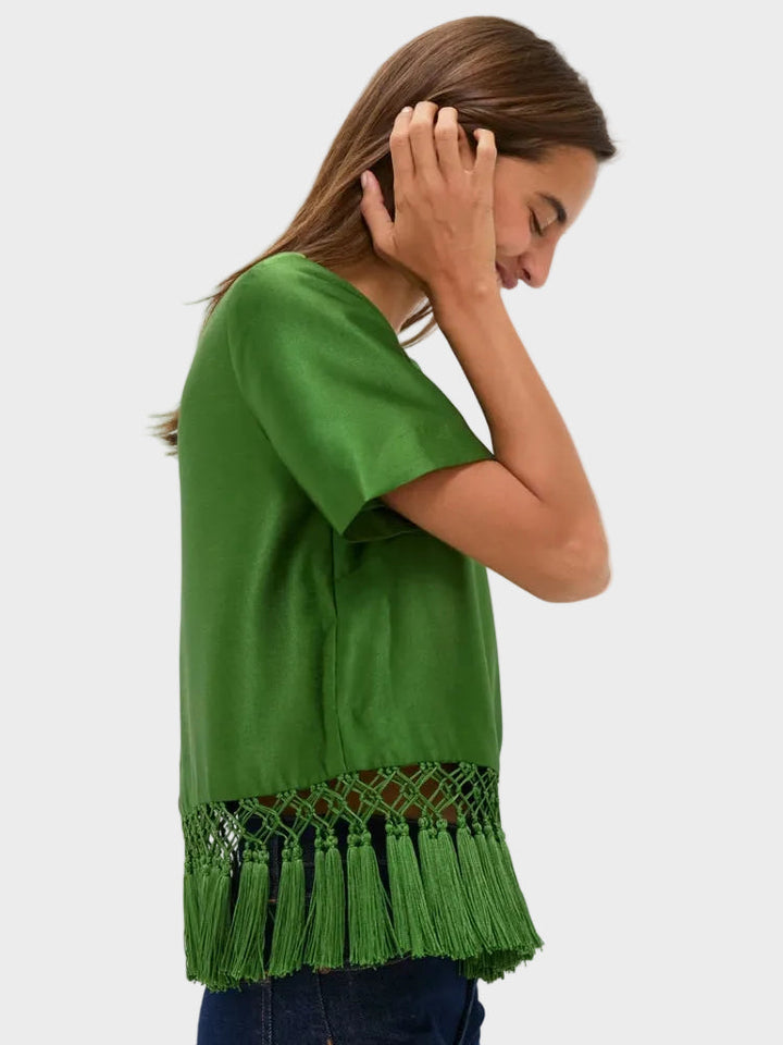 Rylie | Top in raso verde con frange