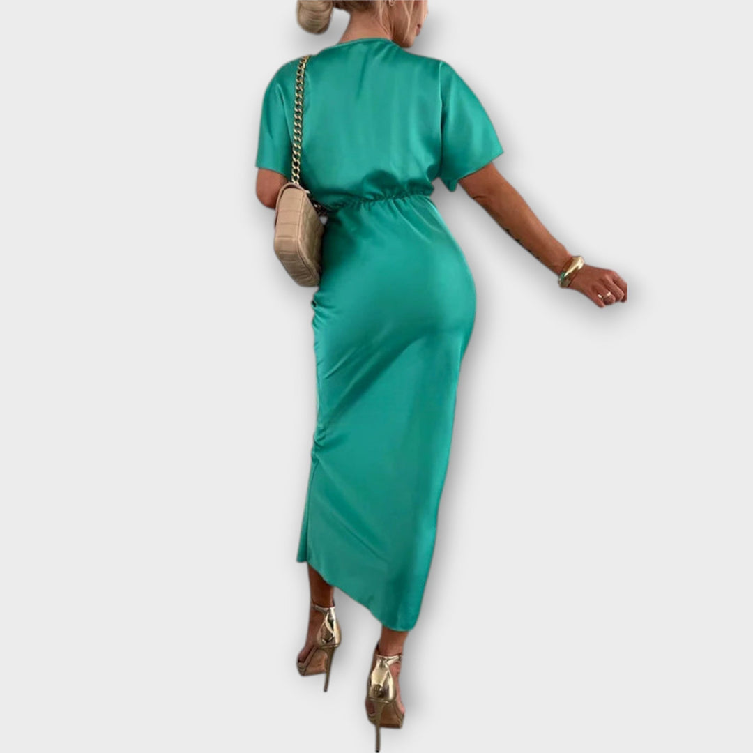Sable - Robe longue moulante en satin uni à encolure en V et nœud croisé