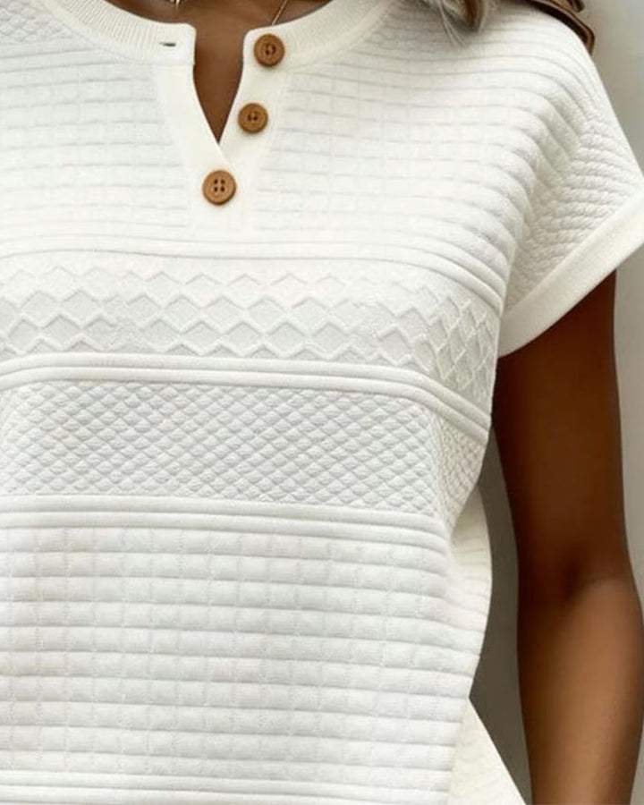 Vaniglia | T-shirt a maniche corte con scollo a V e bottoni con motivo a trecce