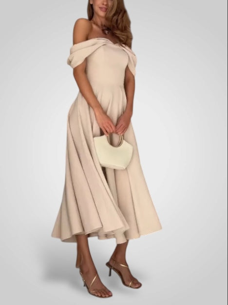 Abito lungo elegante con spalle scoperte e design plissettato