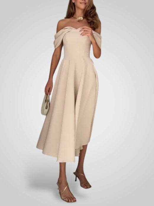 Abito lungo elegante con spalle scoperte e design plissettato