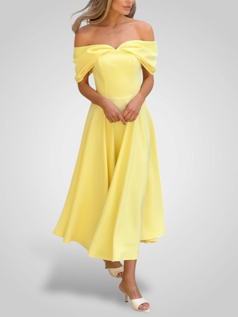 Abito lungo elegante con spalle scoperte e design plissettato