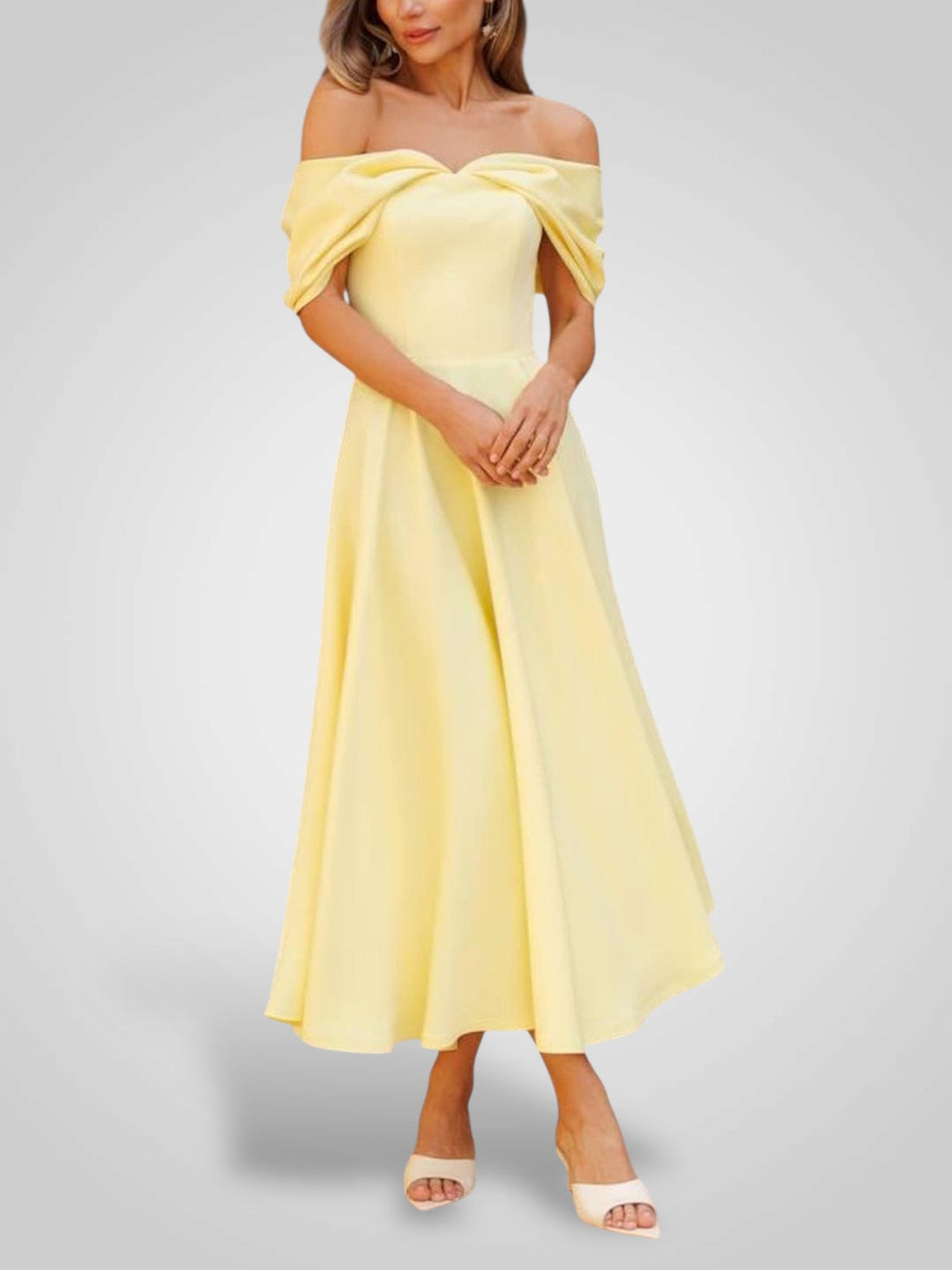 Abito lungo elegante con spalle scoperte e design plissettato