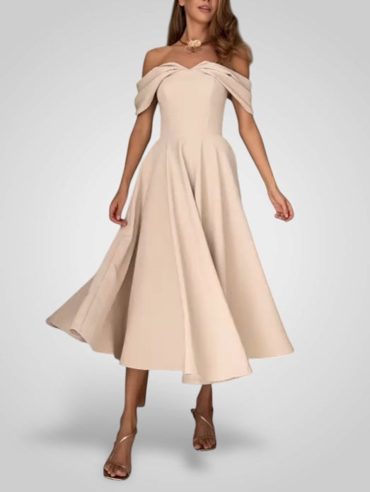 Abito lungo elegante con spalle scoperte e design plissettato