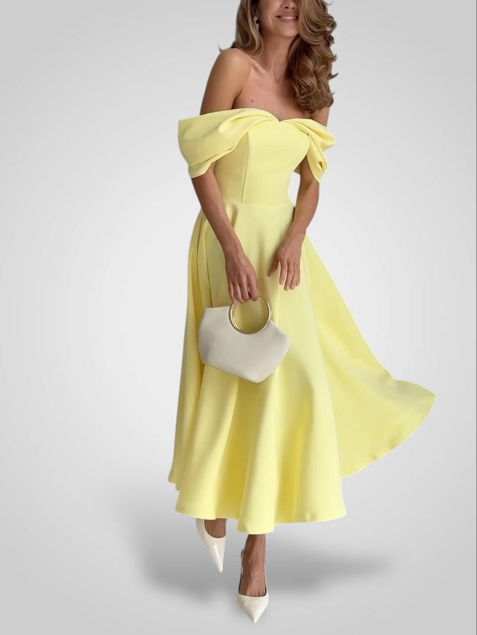 Abito lungo elegante con spalle scoperte e design plissettato