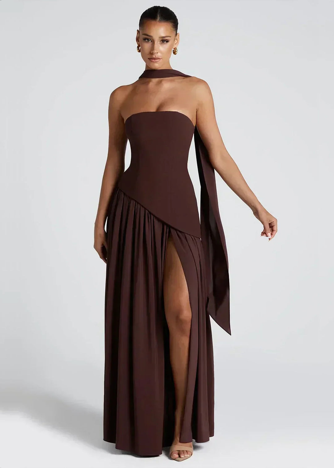Elena – Robe longue avec épaules dénudées, fente et tour de cou