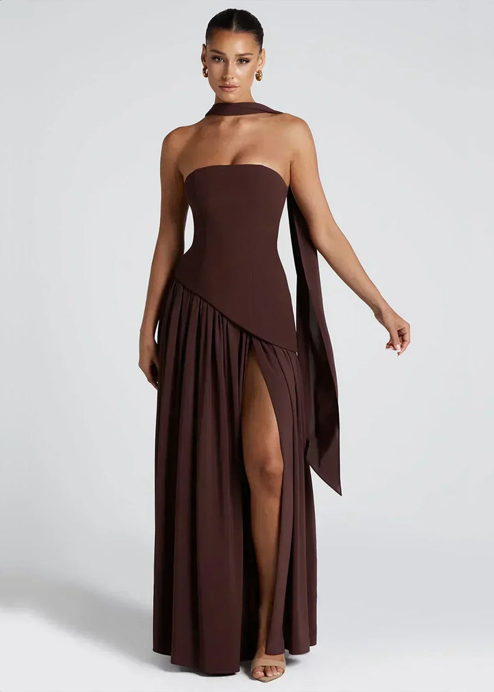 Elena – Robe longue avec épaules dénudées, fente et tour de cou