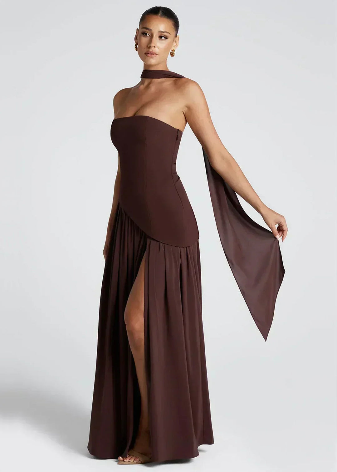 Elena – Robe longue avec épaules dénudées, fente et tour de cou