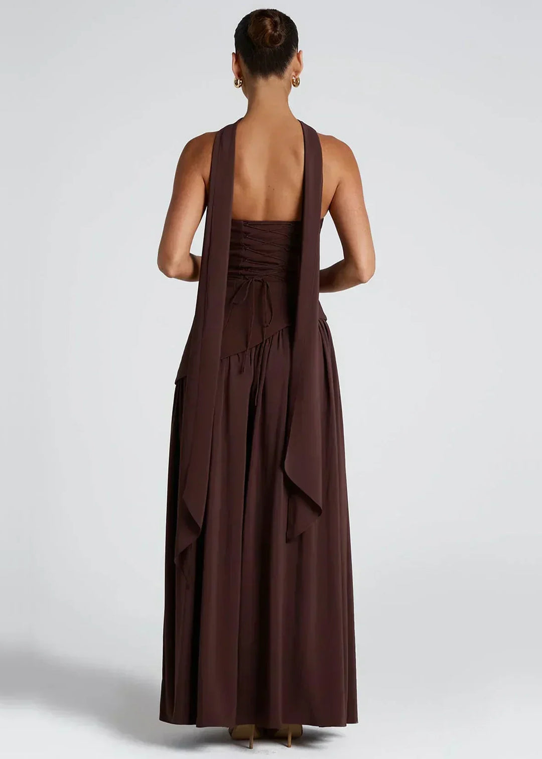 Elena – Robe longue avec épaules dénudées, fente et tour de cou