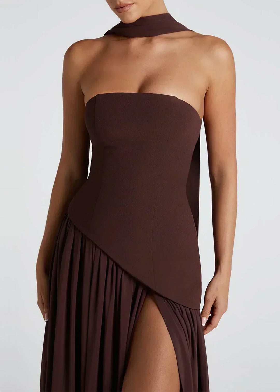 Elena – Robe longue avec épaules dénudées, fente et tour de cou