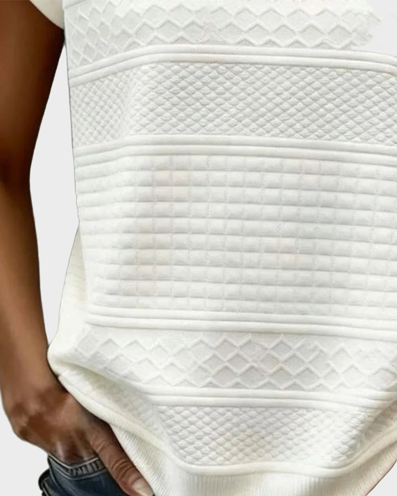 Vaniglia | T-shirt a maniche corte con scollo a V e bottoni con motivo a trecce