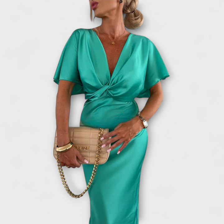 Sable - Robe longue moulante en satin uni à encolure en V et nœud croisé