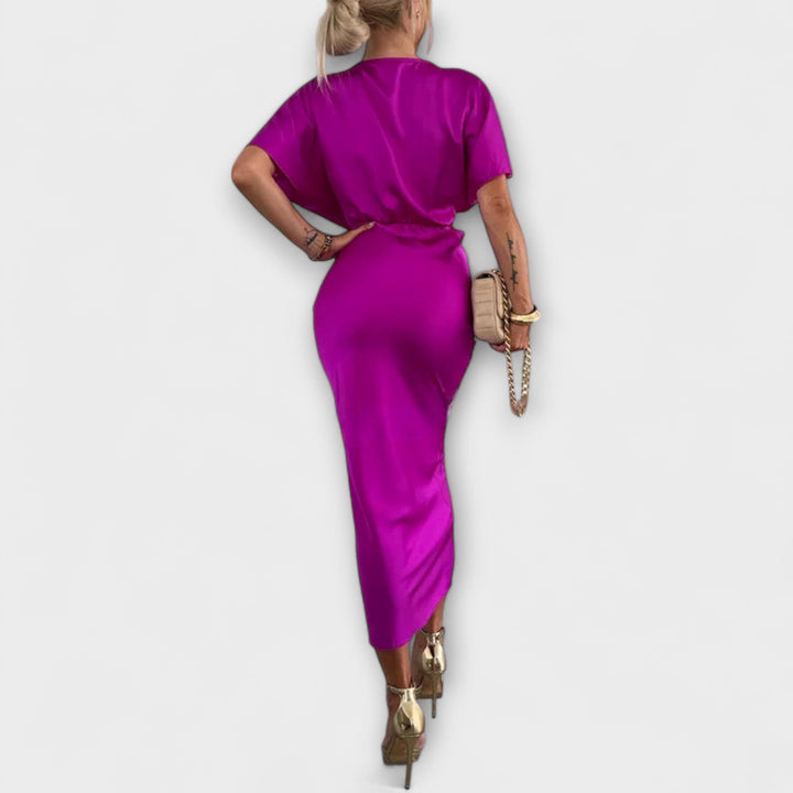 Sable - Robe longue moulante en satin uni à encolure en V et nœud croisé
