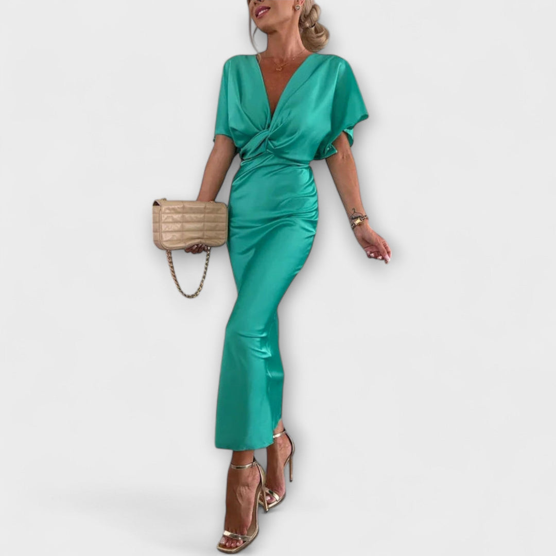 Sable - Robe longue moulante en satin uni à encolure en V et nœud croisé