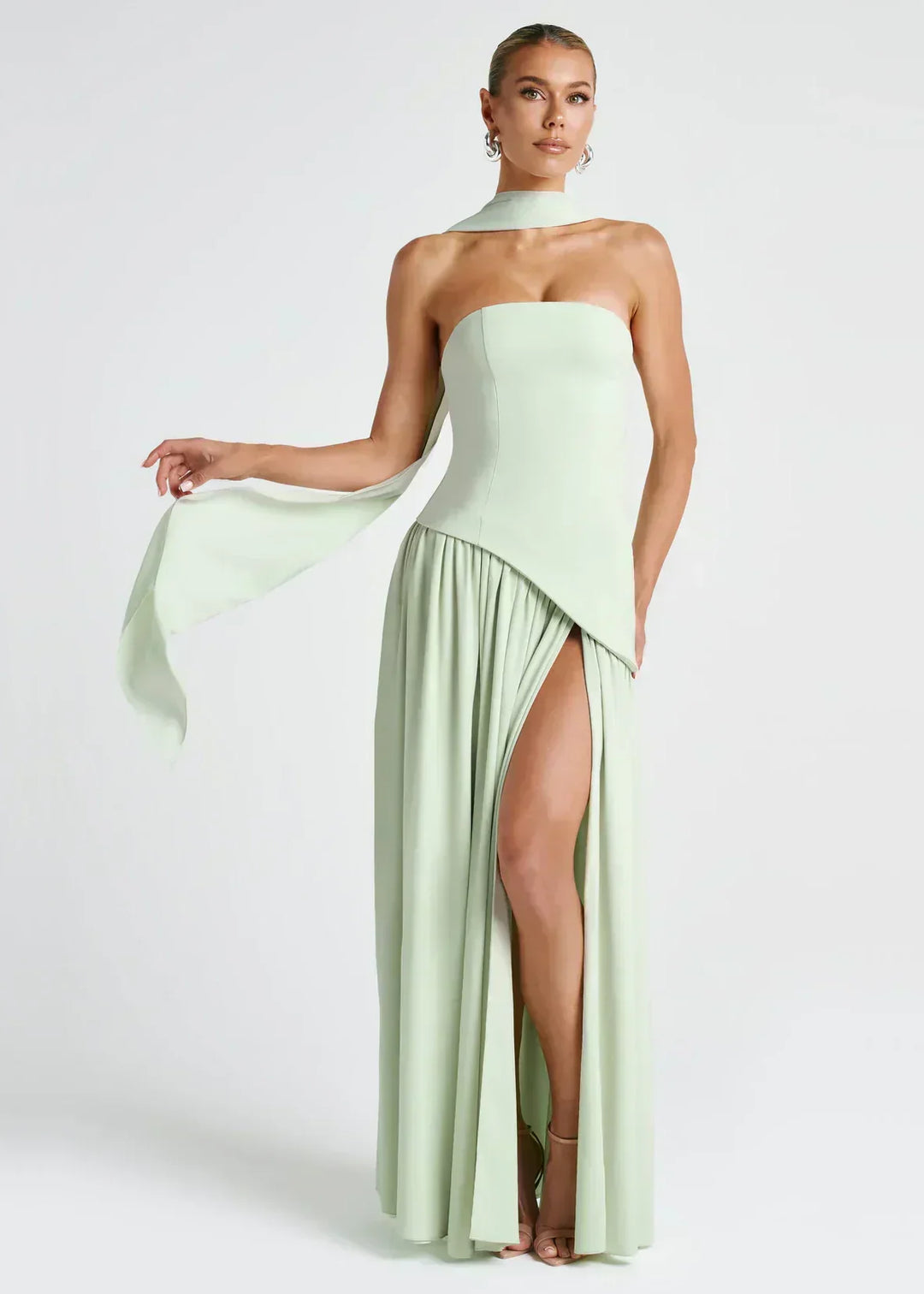 Elena – Robe longue avec épaules dénudées, fente et tour de cou