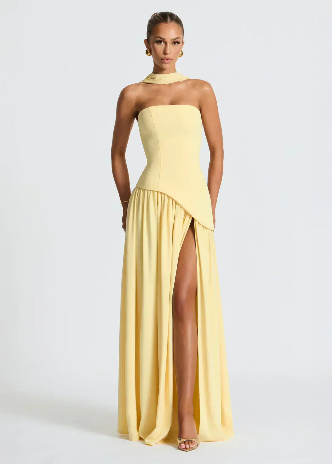 Elena – Robe longue avec épaules dénudées, fente et tour de cou