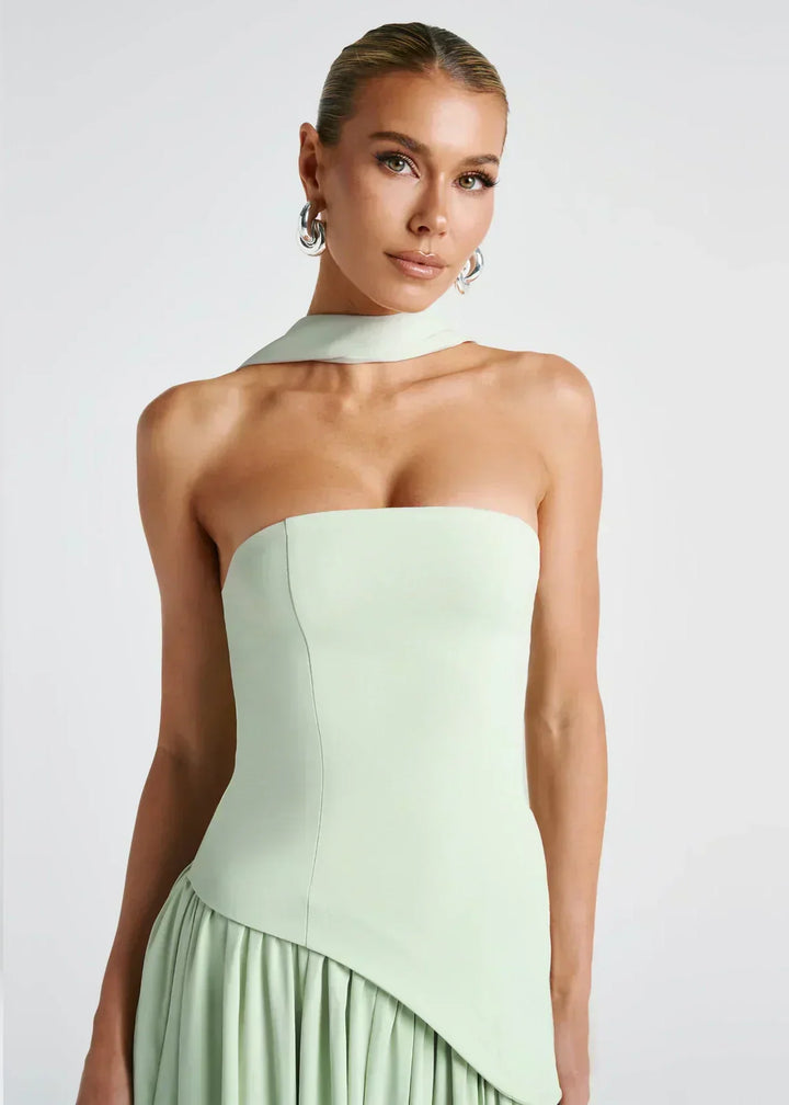 Elena – Robe longue avec épaules dénudées, fente et tour de cou