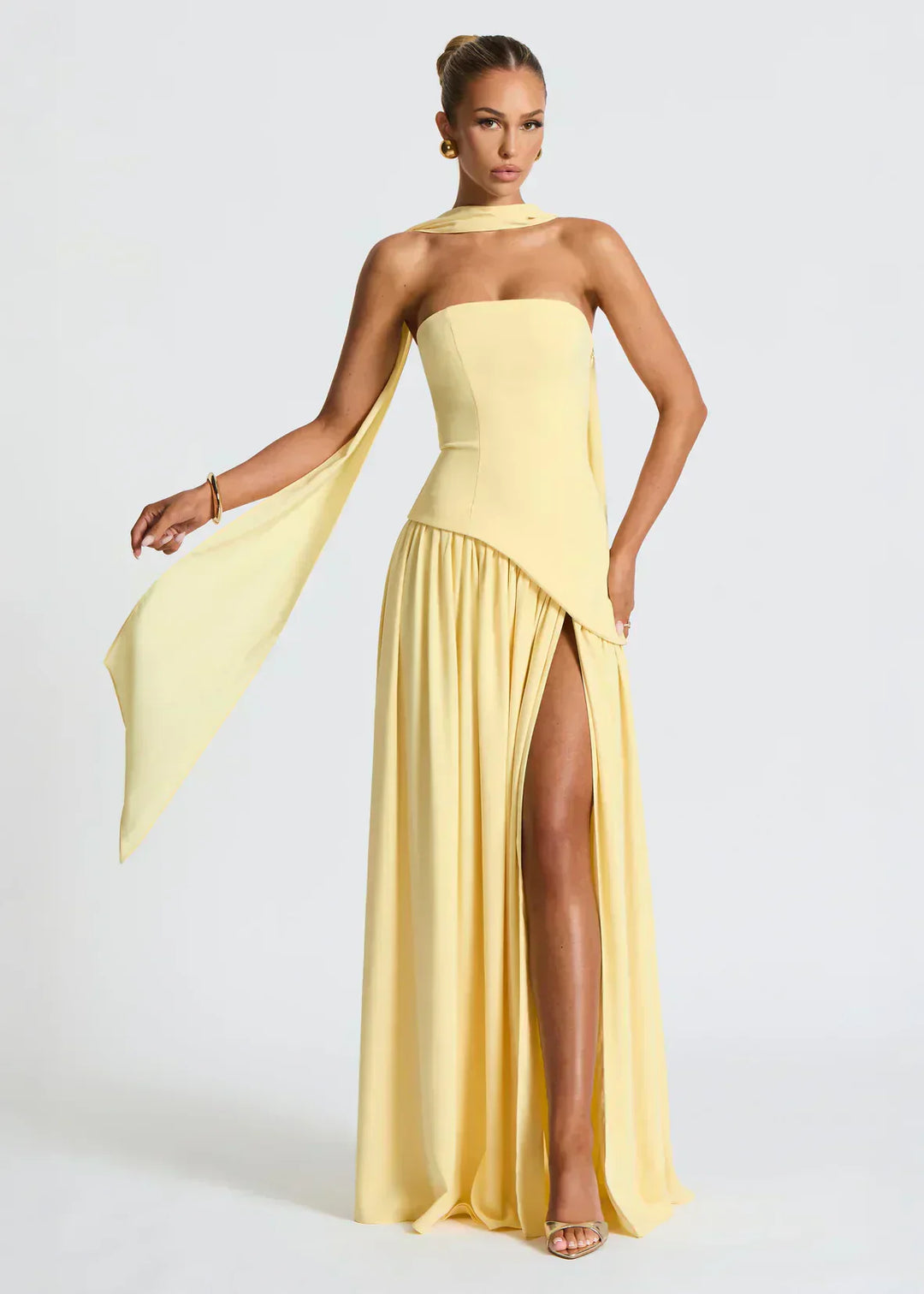 Elena – Robe longue avec épaules dénudées, fente et tour de cou