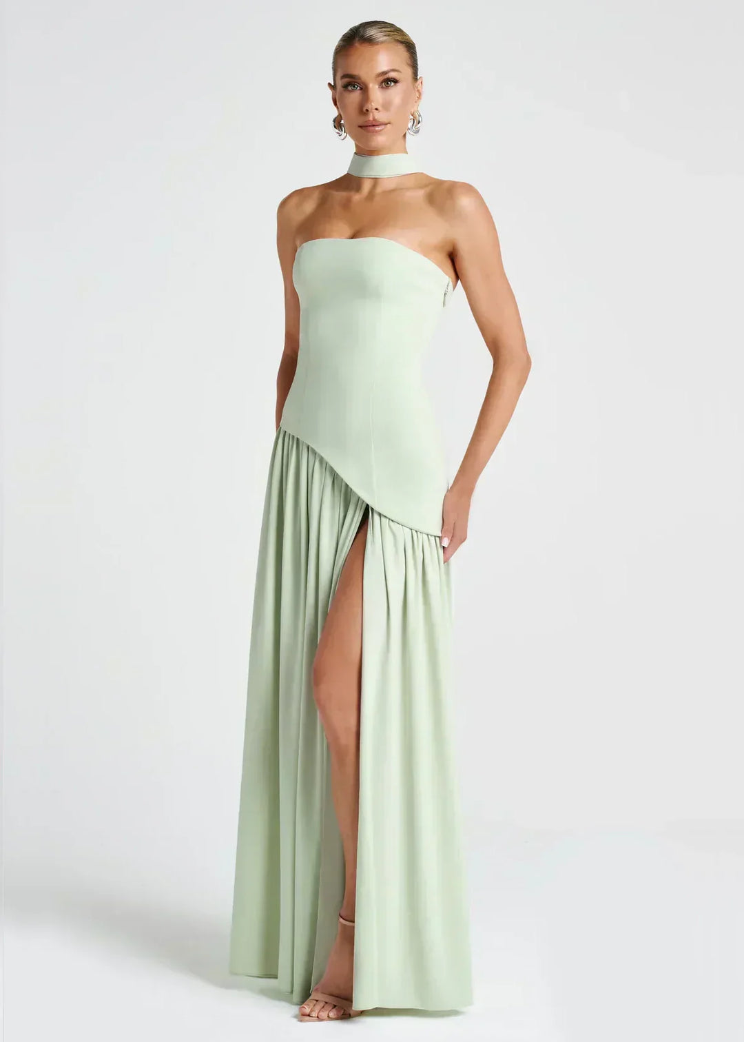 Elena – Robe longue avec épaules dénudées, fente et tour de cou