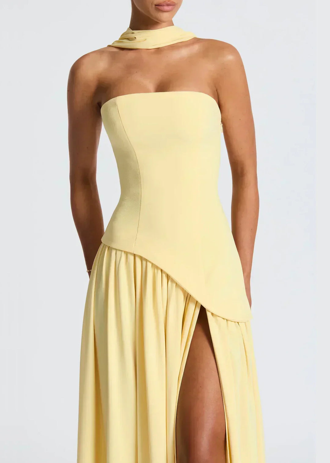 Elena – Robe longue avec épaules dénudées, fente et tour de cou
