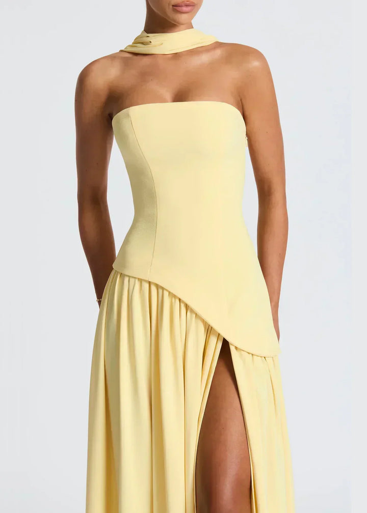 Elena – Robe longue avec épaules dénudées, fente et tour de cou