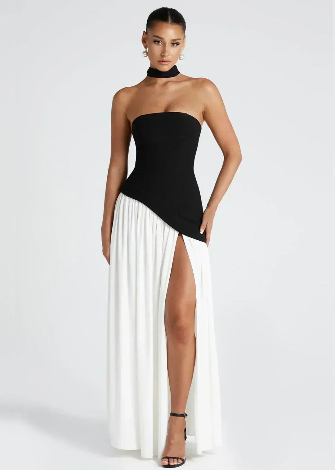 Elena – Robe longue avec épaules dénudées, fente et tour de cou