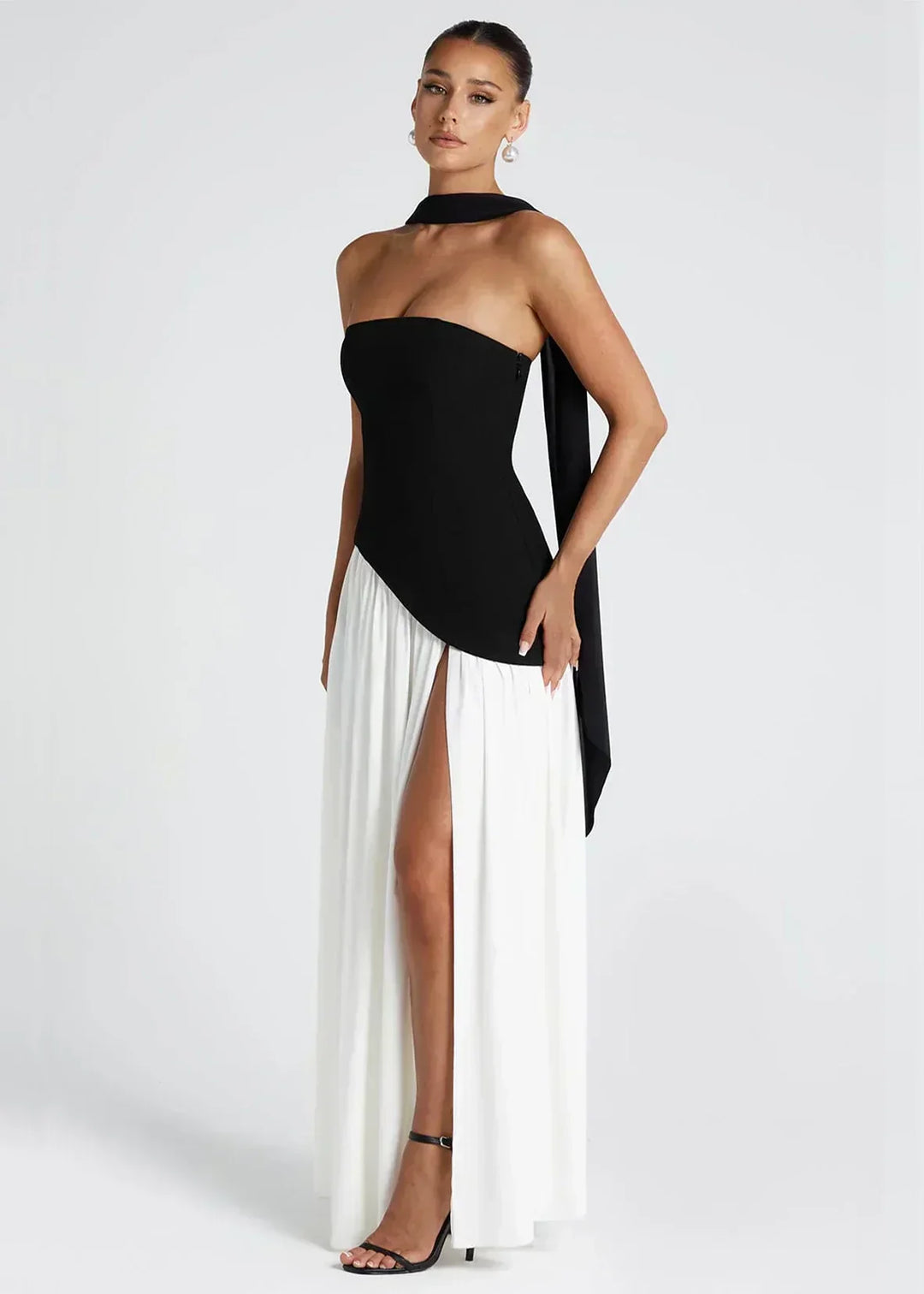 Elena – Robe longue avec épaules dénudées, fente et tour de cou