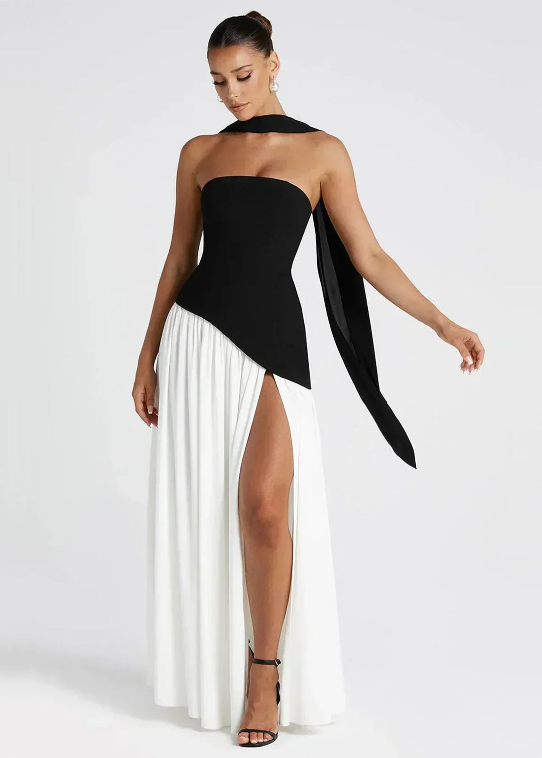 Elena – Robe longue avec épaules dénudées, fente et tour de cou